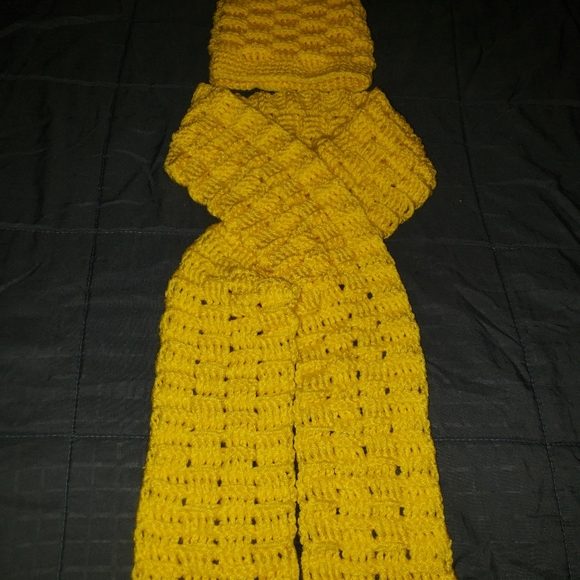 Crochet hat and scarf - Picture 2 of 4